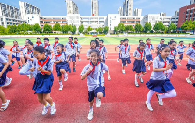 学生动得开玩得尽兴锻炼刚性保障责任教育阶段每天1节体育课 学生动得开玩得尽兴锻炼刚性保障责任教育阶段每天1节体育课